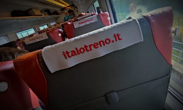 Dice che bisogna rivolgersi al Train Manager. Ma che vi ha fatto  di male il capotreno? 🤔